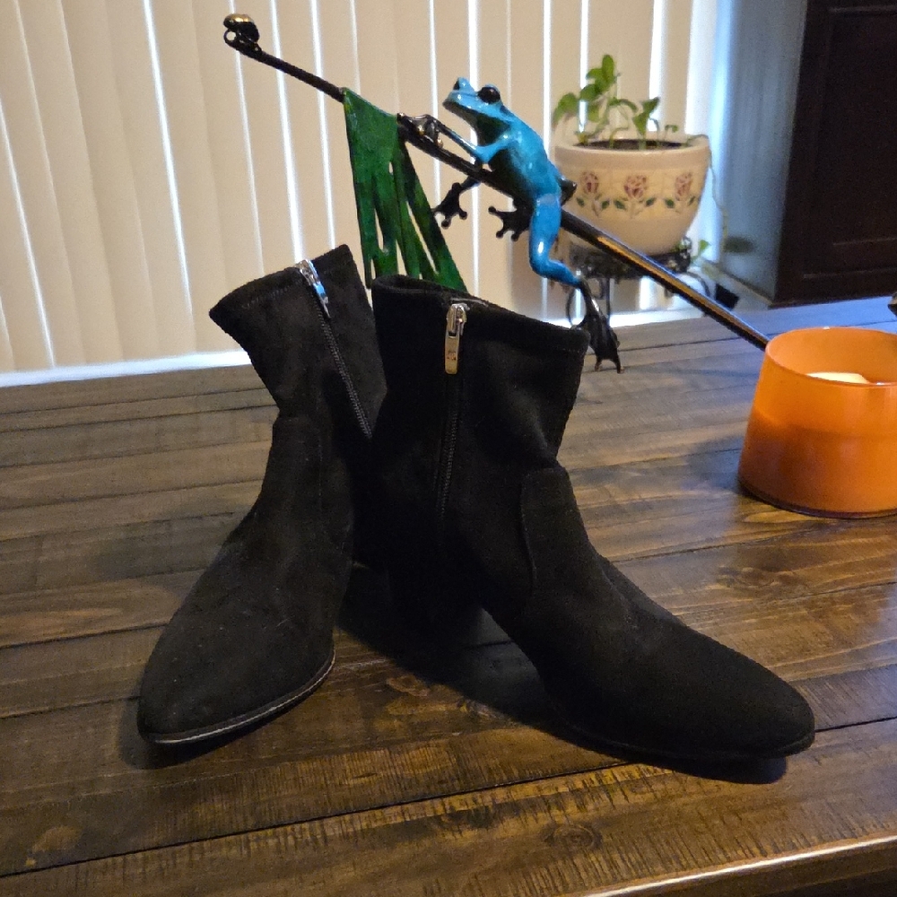 Marc Fisher 8M Booties Like New